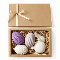 Set cadou Paște cu 3 lumânări ou din ceară de soia și iepuraș ceramic în cutie cadou - Mov liliac / Parfumate