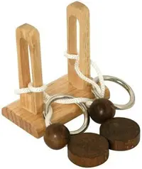 Puzzle logic 3D din lemn Fridolin - Eliberează inelul, nivelul 4/4