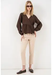 Bluza regular fit - decolteu in V - detalii cu snur - maro mocha - crep