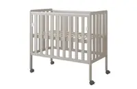 Patut din lemn Nichiduta Bambi Cashmere 100x50 cm cu laterala culisanta,roti cu blocare,margine din silicon pentru protectie dintisori,design modern,margini rotunjite,3 nivele de reglare somiera,vopsele si materiale sigure