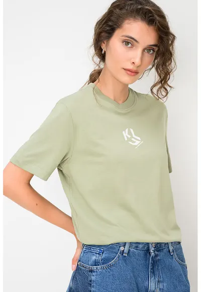 Tricou cu decolteu la baza gatului si model monograma - Verde deschis