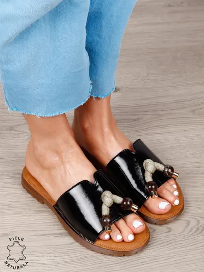 Papuci Dama din piele naturala lacuita cu Model Decorativ și Accesoriu Elegant CRL1263 NEGRU