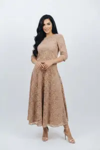 Compleu elegant bej format din fusta semiclos si bluza accesorizata cu pietre
