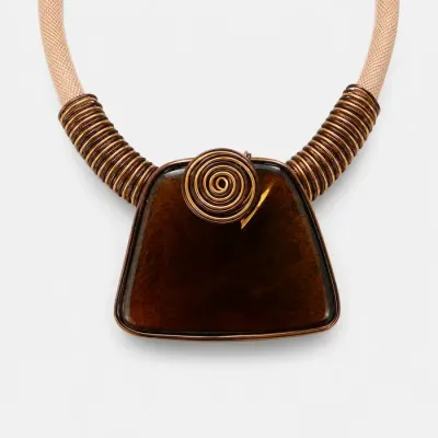 Colier statement cu pandantiv geometric din rasina maro si design multistrat metalic