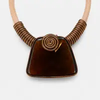 Colier statement cu pandantiv geometric din rasina maro si design multistrat metalic