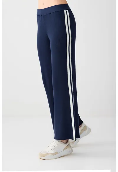 Pantaloni din tricot cu croiala ampla - Alb/Bleumarin