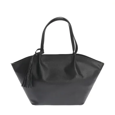 Geanta neagra cu design minimalist si ciucure decorativ