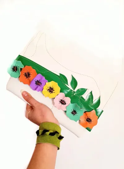 Plic handmade alb din piele naturala, cu maci 3D multicolori,unicat