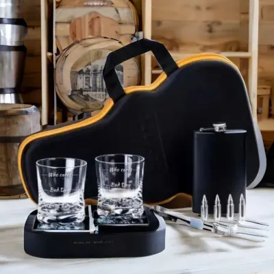Set whisky in suport de chitara Who Cares