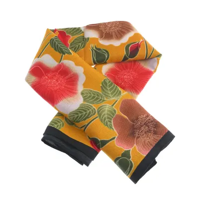 Esarfa eleganta cu imprimeu floral in nuante de galben si rosu