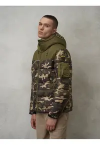 Geaca matlasata cu imprimeu camuflaj -