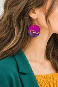 Cercei handmade fuchsia din piele naturala ,pictati cu flori de camp