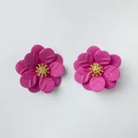 Cercei in forma de floare cu petale duble si auriu in mijloc, fucsia