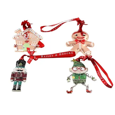 Set cadou Bailey & Brooke, 4 decorațiuni metalice de Crăciun, Ornamente premium cu turtă dulce, spiriduș, soldățel și căsuță