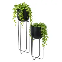 Set două ghivece decorative pentru plante și flori, din metal negru, cu picioare înalte și subțiri