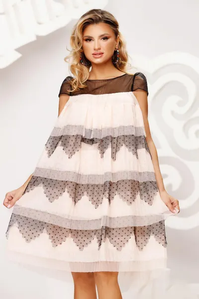Rochie eleganta cu croiala lejera formata din volane din tull roz prafuit si dantela neagra