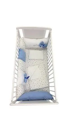 Lenjerie personalizata cu aparatori din 7 pernute pufoase Albastru stelute albastre pe alb 120x60 cm