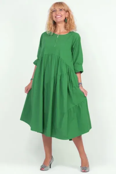 Rochie verde oversize, cu maneca scurta, cu trei volane asimetrice, din poplin satinat