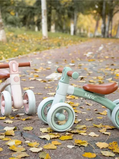Bicicleta de echilibru Saro Ride Free Pink, fara pedale, cu 4 roti pentru stabilitate si lumina frontala pentru copii 12+ luni, greutate admisa 25 kg