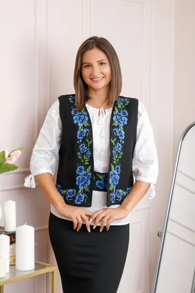 Vesta traditionala neagra cu broderie florala albastra Ilona 02