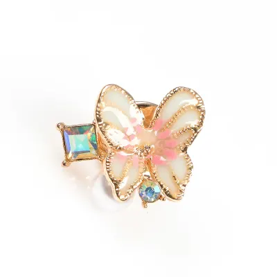 Brosa martisor fluture delicat cu accente roz si perla