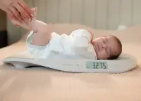 Cantar digital pentru bebelusi KikkaBoo Lyra Grey,design compact cu afisaj LCD cu lumina alba, functie Hold,functie tara,oprire automata dupa 2 minute,precizie de la 50g pana la 20kg,Suprafata concava ergonomica+centimetru