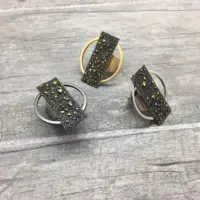 Inel Ceres cu forma circulara si dreptunghi cu cristale, din alama placata cu gun metal
