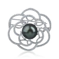 Brosa floare din aur alb cu perla de cultura si diamante de 2.97ct