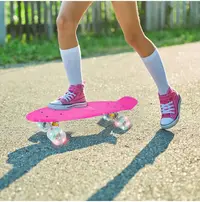 Skateboard pentru copii Solid Pink, dimensiune platforma 56 x 15 cm, roti dotate cu LED-uri luminoase