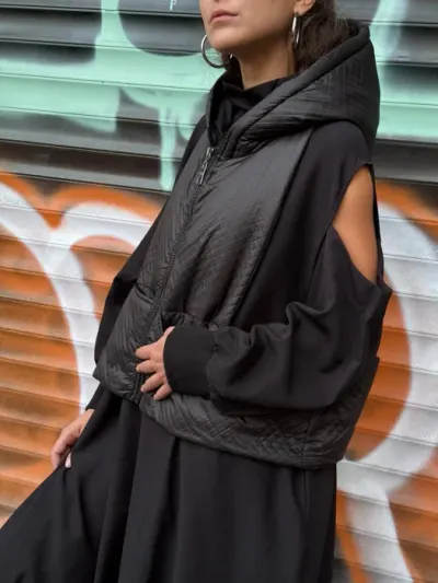Set rochie neagra oversize cu umeri goi si vesta matlasata