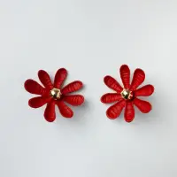 Cercei in forma de floare cu multe petale, rosu mat
