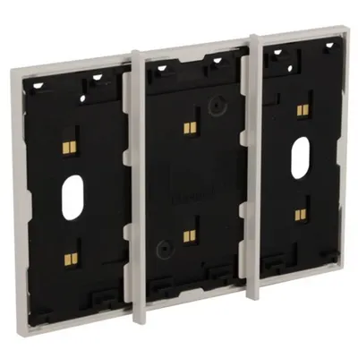 Rama electrificata pentru doze de 3 module pentru instalarea a pana la 3 comenzi ref. KW8100