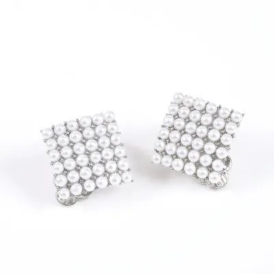 Cercei eleganti cu perle albe si design geometric