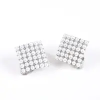 Cercei eleganti cu perle albe si design geometric