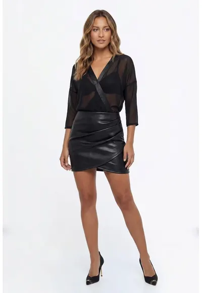 Bluza eleganta cu decolteu petrecut - maneca lunga - croiala regular - lungime standard - cu capse - M1364 - Negru