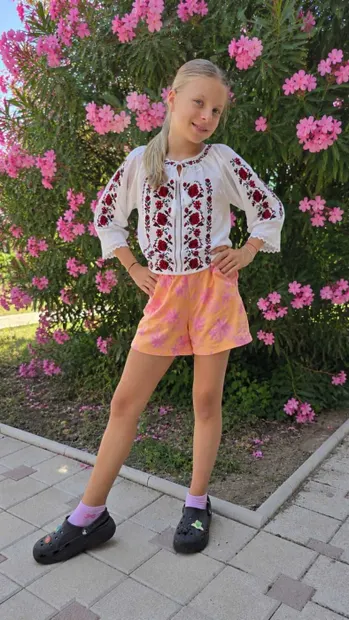 Ie traditionala fetite Alexandra 19