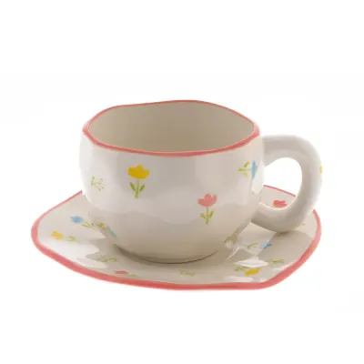 Ceasca cu farfurie din ceramica cu model floral multicolor si margine roz