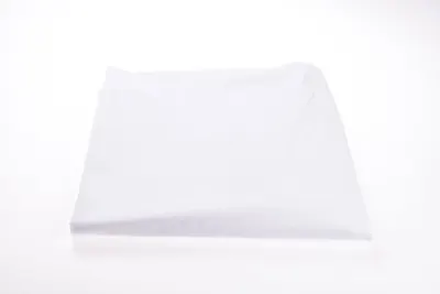 Set 3 cearsafuri alb, bleu si model cu stelute + protectie impermeabila pentru patut 90x4050 cm