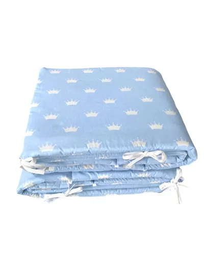 Set de aparatori pufoase h35 pat 140x70 cm DeLuxe Coronite albe pe albastru