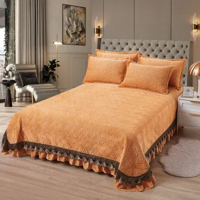 Cuvertura pat dublu, 3 piese, Catifea Matlasata cu broderie, 220x240cm + 2 fete de perne 50x70cm, camel