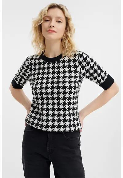 Pulover cu model si decolteu la baza gatului - Negru/Alb murdar