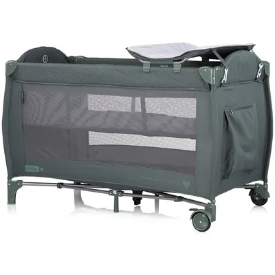 Patut pliabil Chipolino Bella Basil cu doua nivele, intrare laterala cu fermoar, 2 roti cu frane, saltea de infasat, carusel muzical, geanta pentru transport, buzunar si organizator accesorii
