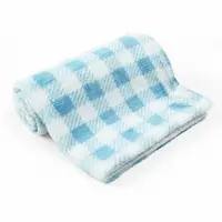 Paturica pufoasa pentru bebelusi 76 x 102 cm model carouri bleu