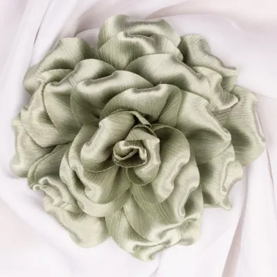 Brosa floare kaki satinata si usor creponata cu diametru de 15 cm, cu clips pentru par