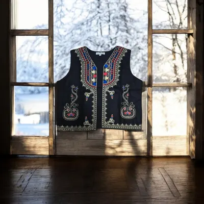 Vesta neagra traditionala pentru copii cu broderie colorata Marin 8