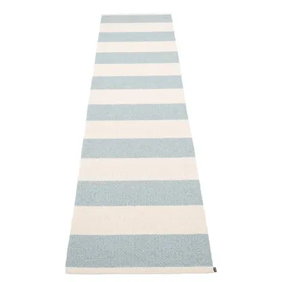 Covor tip traversă pentru interior și exterior albastru deschis/crem 70x300 cm Bob Blue Fog – Pappelina