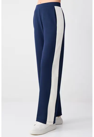 Pantaloni de trening din amestec de modal cu croiala ampla si buzunare laterale - Alb/Bleumarin