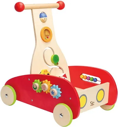 Carucior antemergator Hape cu roti dintate si abac, din lemn