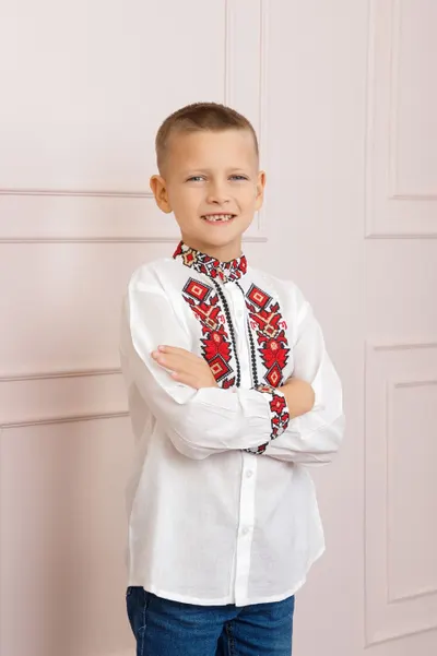 Camasa traditionala de baieti alba cu motiv geometric rosu Ovidiu