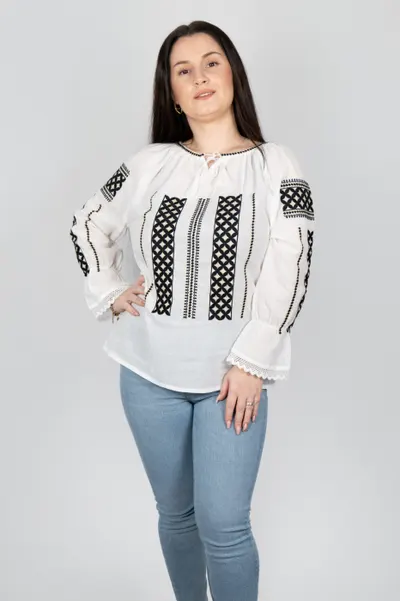 Ie Traditionala Melania 5
